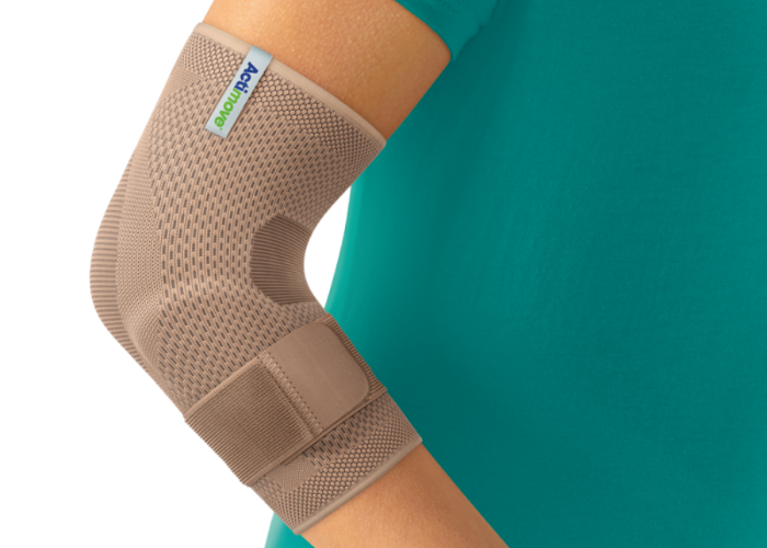 Una persona indossa il tutore per gomito Actimove Everyday Supports per alleviare i sintomi della tendinite. Una persona indossa il tutore per gomito Actimove Everyday Supports per alleviare i sintomi della tendinite.